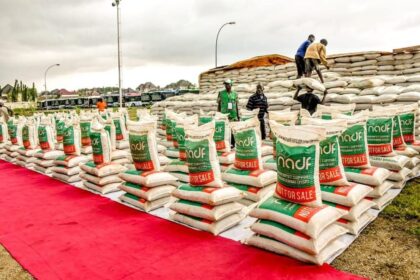 FG Distribute Fertilizers To South Eastern Farmers